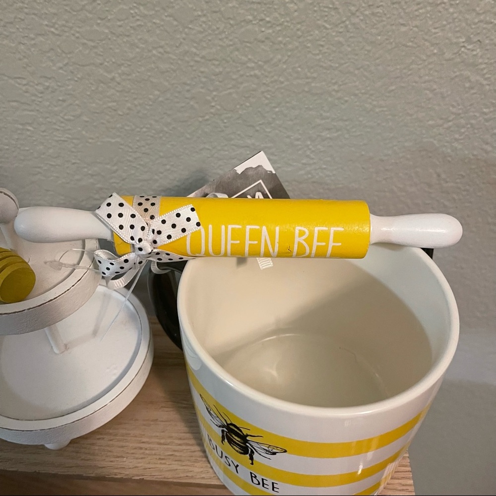 NWT Hobby Lobby Queen Bee Mini Wood Rolling Pin.